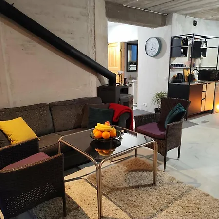 Private Sauna Retreat With Fireplace & Garden Terrace Ταλίν