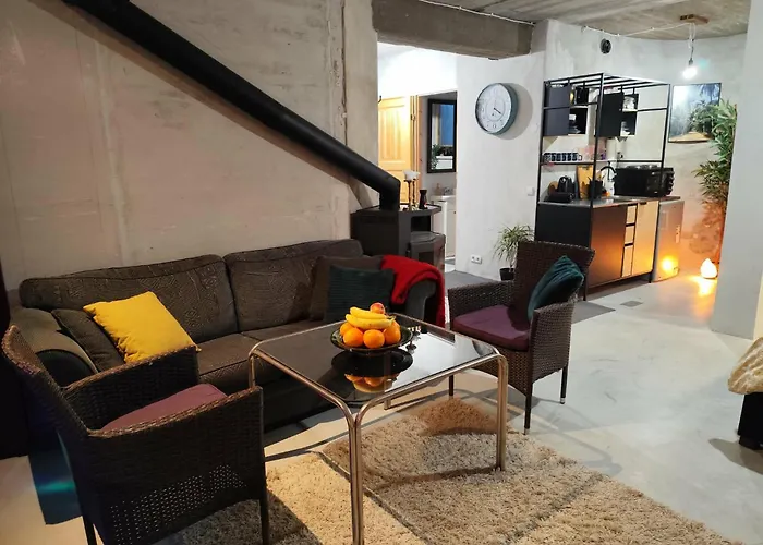 Private Sauna Retreat With Fireplace & Garden Terrace Ταλίν